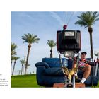 Text: "Jerry Zwack, 62, on his motorized couch, December 1, 2013."
Ein Mann auf einem motorisierten Sofa vor Palmen.