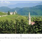 "Tramin", Kalender mit Weinbergen, Kirche und Bergen im Hintergrund. Unten: Zahlen 1-31, mit hervorgehobener 8.