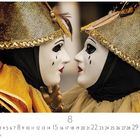 Kalenderseite mit den Zahlen 1 bis 31; zwei Masken mit goldenen Hüten blicken sich an.