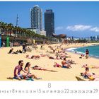 "Playa de Barceloneta", "CASARES EDITION". Menschen entspannen sich am sonnigen Strand, im Hintergrund sind Palmen und hohe Gebäude sichtbar.
