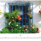 Fenster in Nerja. Casares Edition. Ein blaues Gitter mit hängenden Blumentöpfen und grünen Pflanzen.