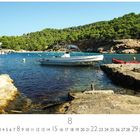 "Cala Salada" und eine Kalenderanzeige für den Monat August mit den Zahlen 1 bis 31. Ein Boot auf blauem Wasser.