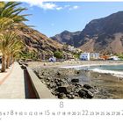 Text: „Playa de la Calera“ und „CASARES EDITION“. Eine Strandpromenade mit Palmen und dahinter ein Strand mit Bergen.