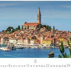 Text: "Rovinj", "8", Monatskalender mit Blick auf Rovinj. Malerische Küstenstadt mit Kirche, bunten Häusern und Yachten am Hafen.