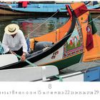 "Molaiceiro Boot in Aveiro" und "CASARES EDITION". Ein Mann mit Strohhut bindet ein Seil an ein kunstvoll bemaltes Boot.