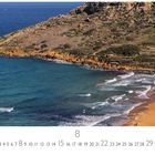 Text "Gozo, Ramla Bay", Kalendarium unten zeigt August. Oben: Landschaft mit Küste, blauem Meer, orangem Sand und Hügeln.