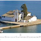 Pontikonisi Corfu. Kalender mit 31 Tagen. Eine weiße Kirche auf einer kleinen Insel im blauen Wasser.