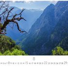 Text: "Samaria Schlucht", "8", "CASARES EDITION". Ein dramatisches Tal mit steilen Felswänden, uralten Bäumen und dichtem Grün.