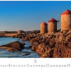 "Windmühlen" steht im Bild. Drei alte Mühlen mit roten Dächern stehen auf felsiger Küste, Meer und Festungsmauer im Hintergrund.