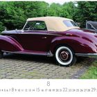 Mercedes 220 Cabriolet. Kalender zeigt den Monat August. Classic Auto mit rotem Lack und beigem Dach auf Kopfsteinpflaster.