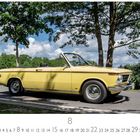 BMW 1600 Cabrio, CASARES EDITION, Kalenderdaten unten. Gelbes Cabrio auf einer Straße, Bäume im Hintergrund.