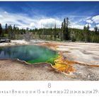 Text: "Yellowstone, USA", "8". Ein türkis-grüner Thermalpool umgeben von Bäumen unter blauem Himmel.