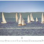 Kalender mit Segelbooten auf ruhigem Wasser, viele Segel, bewaldete Küste im Hintergrund, Text: "CASARES EDITION", Zahl 8.