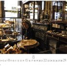 Café Demel, Monatsübersicht ab dem 1. bis 31. mit Schwerpunkt auf dem 8. Zahlreiche Gebäckstücke in einer eleganten Vitrine.