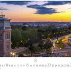 Panorama über Stadt bei Sonnenuntergang, links ein Turm, unten Kalender mit August-Tagen, "CASARES EDITION" Hinweis.