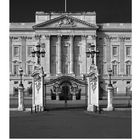 Buckingham Palace, Kalender, August, Tage von 1 bis 31. Schwarz-weiß Foto von einem großen Palastgebäude und einem Tor.