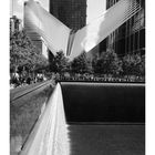 „Ground Zero“, Kalender für August. Moderne Architektur mit Wasserbecken und Menschen, umgeben von hohen Gebäuden.