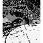 „Eiffel Turm“. Kalenderseite August. Unten Menschen und eine Parkszene aus der Vogelperspektive.