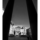 Kalenderbild mit Text "Piazza della Rotonda", darunter August, s/w Fotografie von Säulen und einem Platz mit Gebäuden.