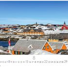 Text: „Nuuk, Hauptstadt“ und Zahl „8“ groß. Kalenderansicht. Bunte Häuser in Schneelandschaft, klare Sicht auf Küste.