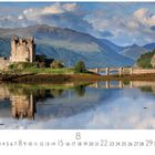 "Eilan Castle" steht unten links. Eine majestätische Burg auf einer kleinen Insel, umgeben von Wasser, mit Brücke und Bergen im Hintergrund.