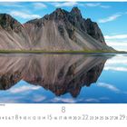 Island, Spiegelung an der Südküste. Unten sind Kalendertage eines Monats und "CASARES EDITION" vermerkt. Majestätische Berge spiegeln sich im ruhigen Wasser.
