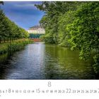 Kalenderblatt mit hervorgehobenen Zahlen: 8, 15, 22, 29. Darunter „CASARES EDITION“. Teich vor einem Herrenhaus.