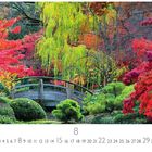 Text: 1-31, 8, Casares Edition. Eine Holzbrücke in einem farbenfrohen Herbstgarten mit roten, grünen und gelben Blättern.