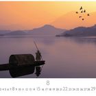 Abendstimmung. Eine Person auf einem Boot in einem ruhigen See bei Sonnenuntergang, umgeben von Bergen, Vögel fliegen.
