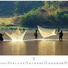 Traditioneller Fischfang. Drei Personen nutzen große Netze im Wasser, umgeben von Bäumen. Kalenderdarstellung für Monat 8.