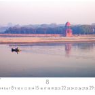 "Morgendstimmung am Yamuna", Kalender mit August-Daten; Boot auf Fluss, roter Pavillon, Bäume im Hintergrund.