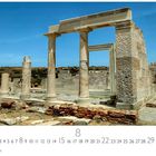 Naxos, Tempel. Kalenderblatt mit dem Monat August. Zerfallene antike Säulen unter blauem Himmel.