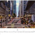 42nd Street. Unten Zahlen von 1 bis 31, hervorgehoben 8. Blick auf eine belebte New Yorker Straße mit hohen Gebäuden.