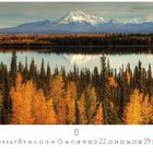 "Mount Wrangell" unten links. Kalenderseite für August. Herbstlandschaft mit Wald, See und schneebedeckten Bergen im Hintergrund.