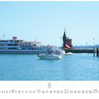 Kalender, Monat August, „Konstanz“. Ein großes Schiff und ein Motorboot fahren auf einem See, Statue rechts im Bild.