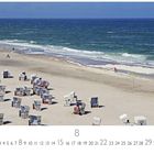 Kalenderblatt mit dem Monat August, zeigt Strandkörbe am Sandstrand von Sylt vor einer blauen Meereskulisse.