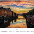 Text: „Speicherstadt“, „8“, „CASARES EDITION“. Sonnenuntergang über einem Kanal mit historischen Gebäuden auf beiden Seiten.