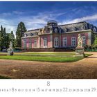 Schloss Benrath. Kalenderseite für August. Historisches Gebäude mit rosa Fassade und steinernden Statuen im Garten.