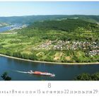 "Rheinschleife Boppard", Monatsübersicht Kalender August, zeigt Flussschleife mit Dörfern, Feldern und vorbeifahrendem Frachtschiff.