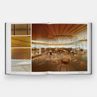 Links Bilder von Holzmuster-Details, rechts moderner Raum mit deckenhohen Holzpaneelen und goldenen Skulpturen.