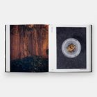 Rechte Seite zeigt Seite 227, "CREATIVE PROCESS"; links eine imposante Felswand mit Bäumen, rechts ein Teller mit Essen.