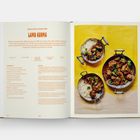 "Lamb Korma" Rezept mit Zutaten und Kochmethode, daneben drei Schalen mit dem fertigen Gericht und Reis auf gelbem Hintergrund.