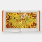 Links unten steht "086-087". Eine abstrakte Malerei mit dominanten Gelb- und Brauntönen, eingebunden in ein offen liegendes Buch.