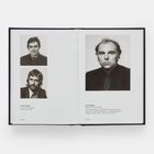 Links: Dudley Moore, Schauspieler. Rechts: Van Morrison, Musiker. Drei Schwarz-Weiß-Porträts von Männern.