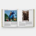 Links „Niki de Saint Phalle“, rechts „Doris Salcedo“. Links farbenfrohe Skulptur, rechts Installation mit gestapelten Stühlen.