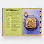 "Cashew Cake with Cashew Fudge Drizzle" mit Rezepttext. Rechts ein Kuchen auf einem Gitter mit Cashewstücken.