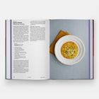 Text: Saffron Risotto, Risotto alla milanese. Links Rezept und Beschreibung, rechts Risotto auf weißem Teller mit gelber Serviette.
