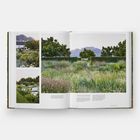 Texte beschreiben Pflanzen und Landschaftsgestaltung. Fotos zeigen üppige Gärten mit Bergen im Hintergrund.