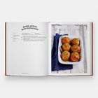 "Baked Apples with Pistachios" steht oben. Rechts im Bild: Sechs gebackene Äpfel mit Pistazien in einer weißen Form.