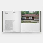 Texte links: "House in Kuramune", "Shogo Onodera". Rechts ein Foto eines traditionellen Hauses mit rotem Ziegeldach.